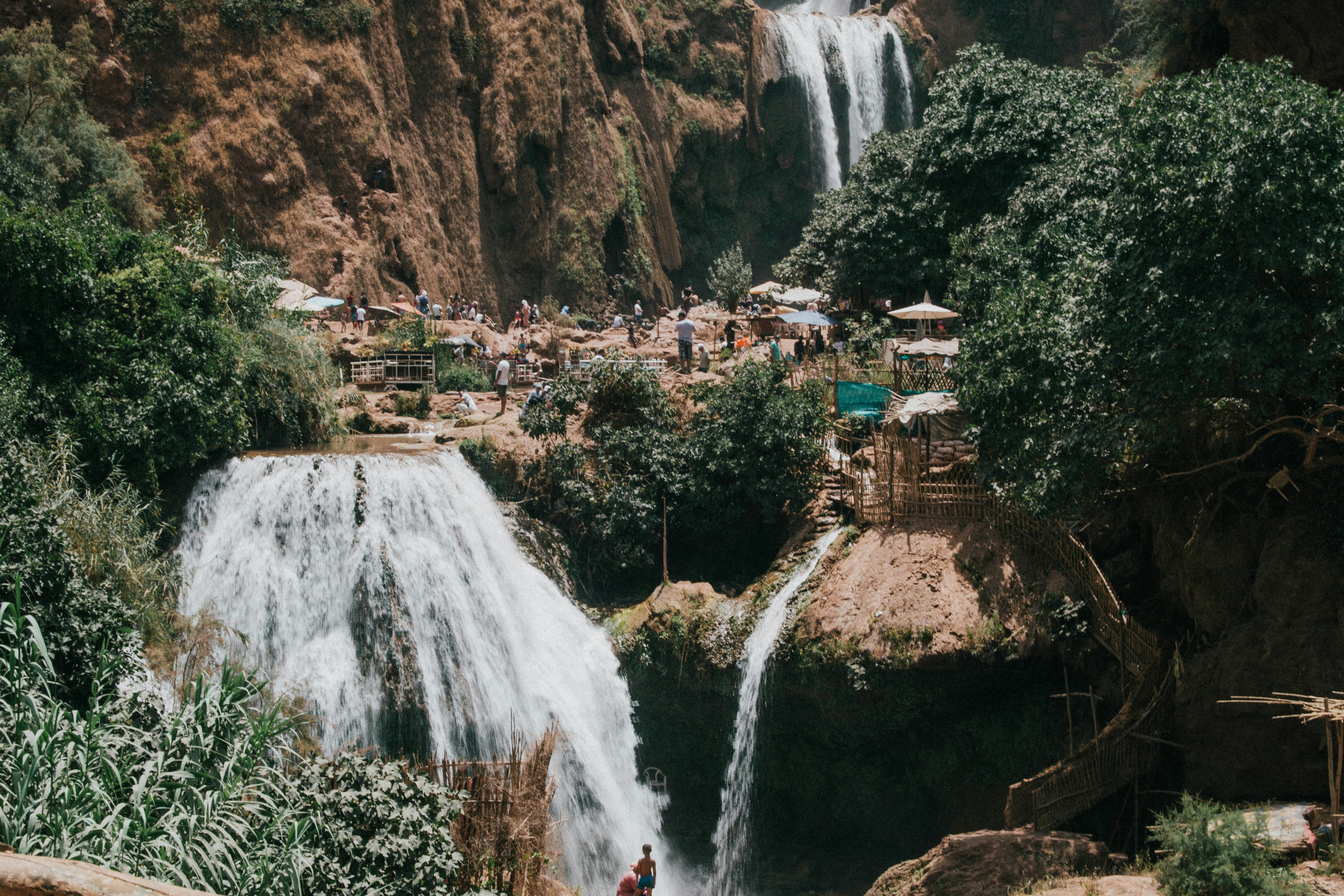 Cascades d'Ouzoud avec visiteurs au pied des chutes